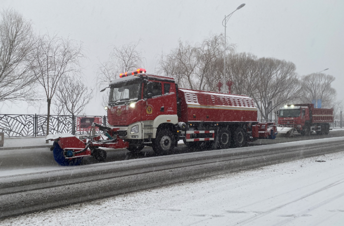 金年会环境除冰雪装备全力投入破冰作业，助力北京道路交通安全